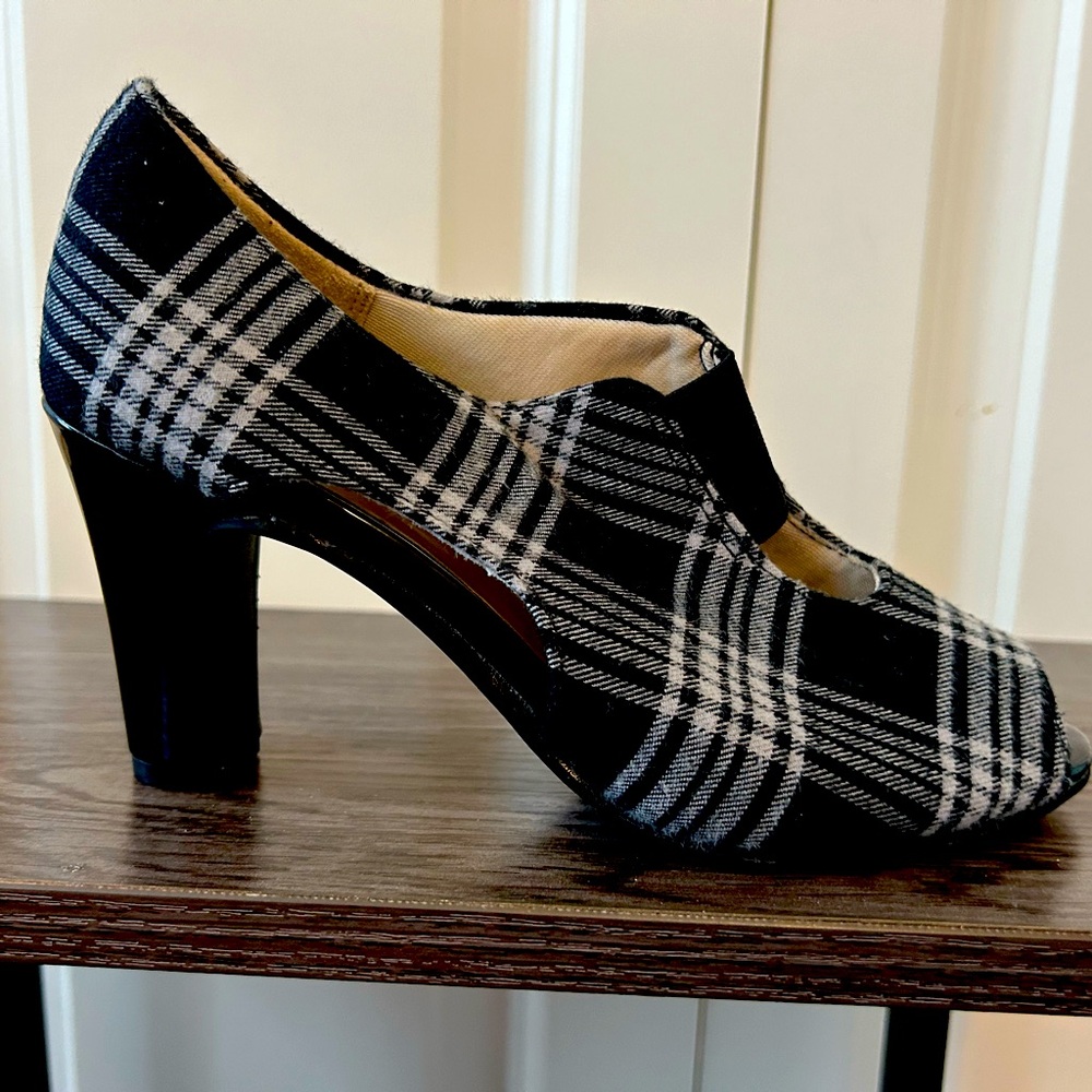 Size 5 Lifestride heels - never worn